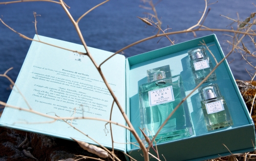 ACQUA, SMERALDO E ALTROVE CI RACCONTANO L'ESSENZA DI UN'ISOLA...