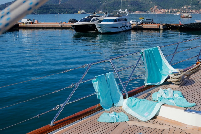 TUTTO QUELLO CHE OCCORRE PER UNA GIORNATA AL MARE ...CON STILE E MUSICA!