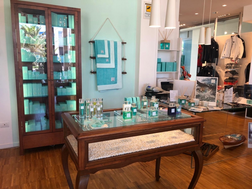 Acqua dell' Elba e YachtIngBond: lo stile nello yachting ha tutta l'essenza del mare.