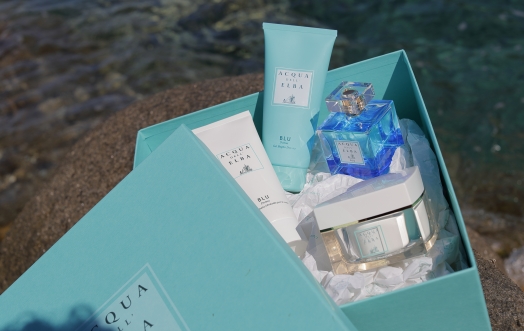 BLU DONNA: THE FASCINATING DEPTH OF A PRESENT.
