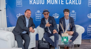 SINTONIZZATEVI SU RADIO MONTE CARLO E SENTIRETE IL PROFUMO DEL MARE
