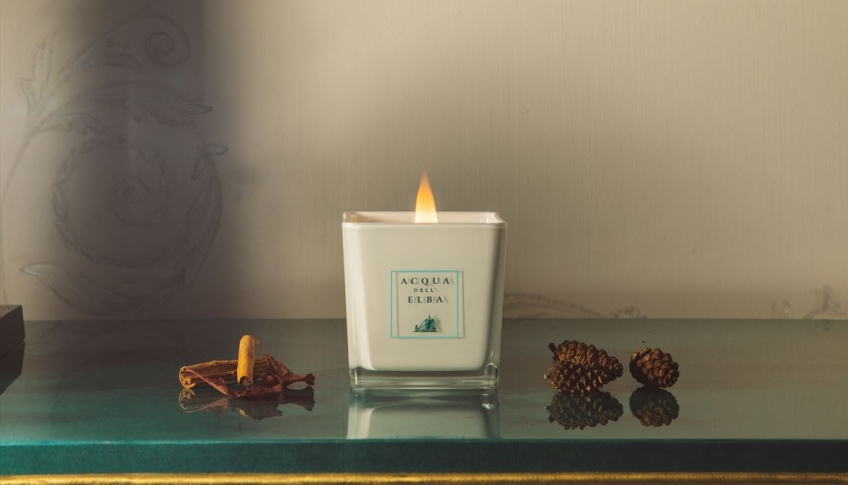 Des bougies parfumées pour créer la bonne ambiance dans votre salon