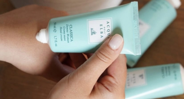 Indispensabili in valigia:  crema mani, gel igienizzante, deodorante e dopobarba