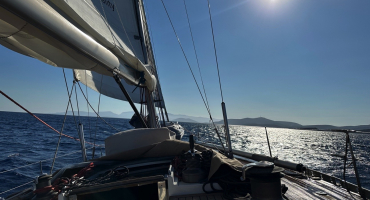 Art Odyssey 2025: al via il viaggio in barca a vela verso SEIF tra profumi, cultura e sostenibilità per celebrare il Mediterraneo