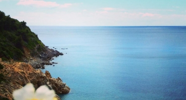 IL 2023 PORTERA’ UN NUOVA COLLABORAZIONE TRA LA FONDAZIONE ACQUA DELL’ELBA E IL PARCO NAZIONALE ARCIPELAGO TOSCANO PER LA VALORIZZAZIONE E LA FRUIZIONE SOSTENIBILE DI UNA PORZIONE DELLA RETE SENTIERISTICA DEL PARCO – LA VIA DELL’ESSENZA