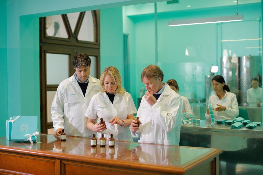 PERFUMER FOR A DAY, A COMMUNITY-BUILDING EXPERIENCE.