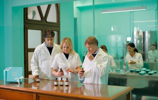 PERFUMER FOR A DAY, A COMMUNITY-BUILDING EXPERIENCE.