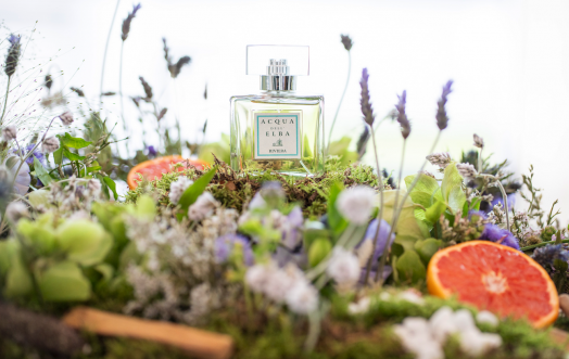 Il flotte un air d’été avec « Riviera », le nouveau parfum unisexe inspiré d’une journée à la mer ponctuée de vagues et de rires