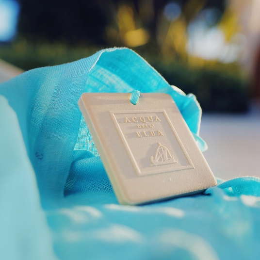 Textiles, dreams and perfumes: Acqua dell’Elba attends Milan Fashion Week.